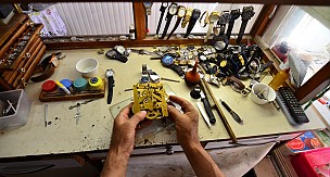 Üzeyir usta sarkaçlı saatlere 51 yıldır ayar veriyor