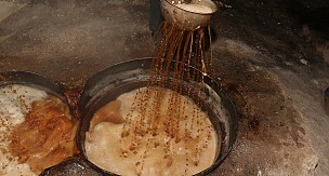 Koronavirüsün ilacı bu kazanlarda kaynıyor. Bayır köyünde pekmez telaşı