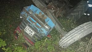 Tarla sürerken devrilen traktörün altında kalan sürücü öldü