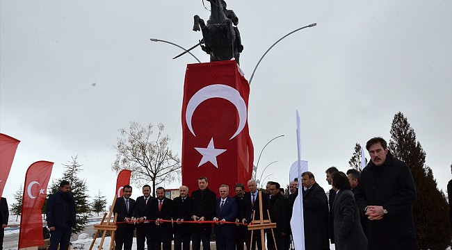 KMÜ'de merak konusu olan heykelin açılışını bakan Selçuk yaptı
