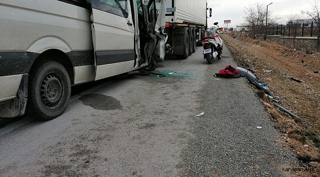 Ereğlide minibüs tıra arkadan çarptı: 1 ölü, 3 yaralı