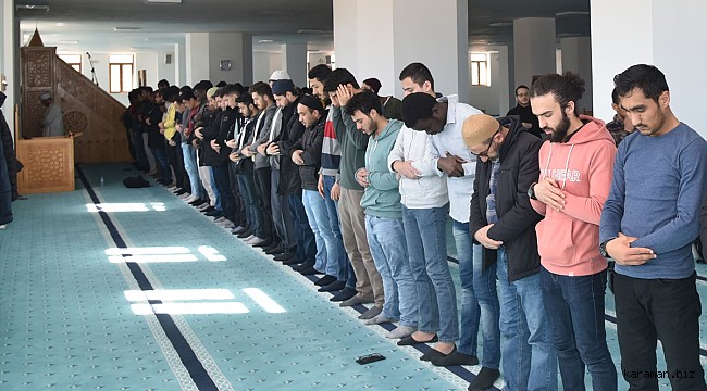 KMÜ'de gençler Mehmetçiğe destek için dua etti