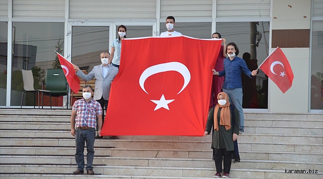 Karaman'da yurtta karantinada olan vatandaşlar hep birlikte İstiklal Marşı okudu
