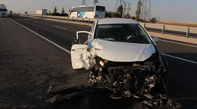 Aksaray'da otomobil tıra çarptı: 2 yaralı