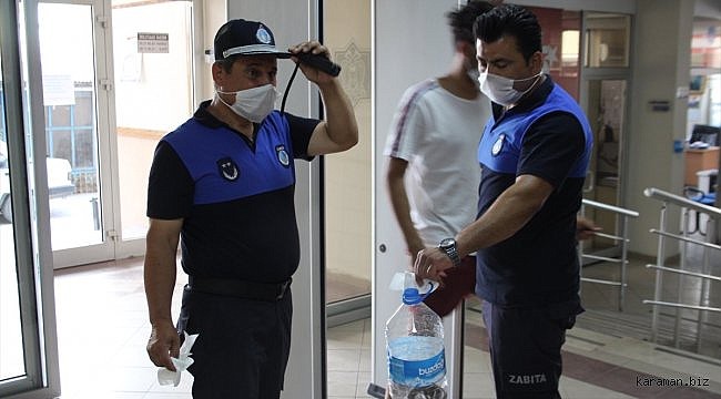 Beyşehir'de sokakta yakalanan yılan doğal yaşama bırakıldı