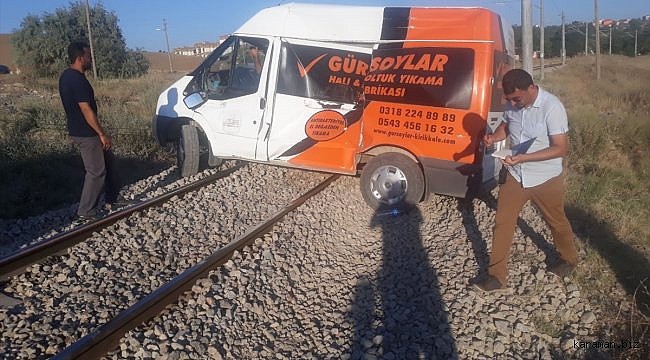 Kırıkkale'de akaryakıt yüklü tren ile minibüs çarpıştı