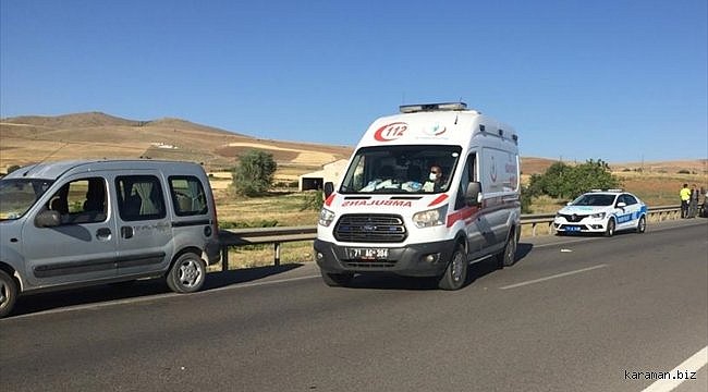 Kırıkkale'de hafif ticari araç bariyerlere çarptı: 1'i bebek, 3 yaralı