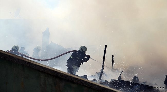 Konya'da tekstil dükkanlarının bulunduğu iş hanında çıkan çatı yangını söndürüldü