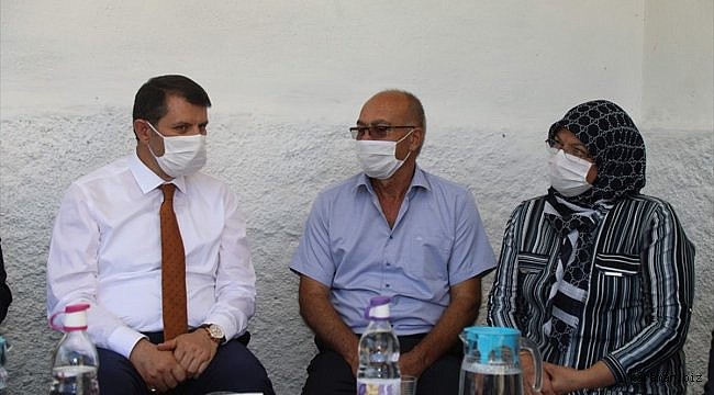 Sivaslı çiftçi tarlasında kimyon yetiştirdi