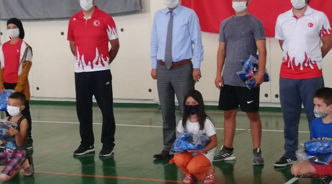 Başkan Büyükkarcı başarılı sporcuları ödüllendirdi