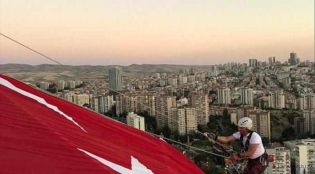Başkentin sembolü Atakule'de dev Türk bayrağı dalgalandırıldı