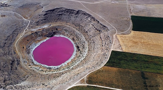Bu gölün rengi pembe. Çok uzakta değil Karapınar'da