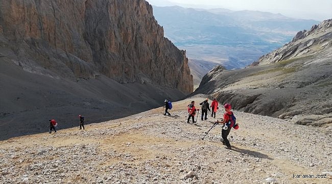 Demirkazık'ta ayağı kırılan dağcı helikopterle kurtarıldı