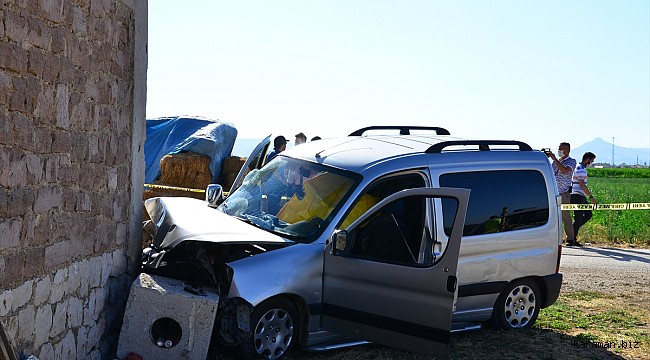 Konya'da evin duvarına çarpan araçtaki 1 kişi öldü, 2 kişi yaralandı