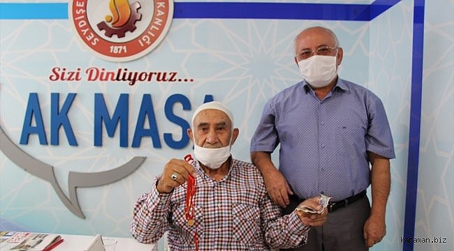 Konya'da parkta bulunan altın ve para dolu çanta sahibine teslim edildi