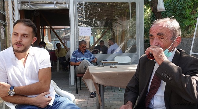 Paris'in 42 yıllık terzisi, kahvehanede müşterilerini takım elbiseyle karşılıyor