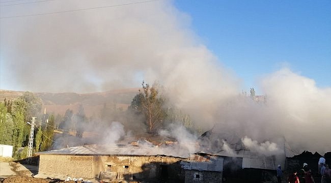 Sivas'ta çok sayıda samanlık ve ahır yandı