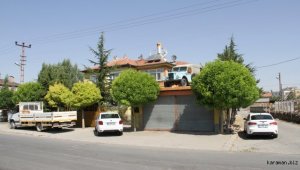 Ekmek teknesi pikabını evinin garajının üstünde sergiliyor 