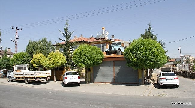 Ekmek teknesi pikabını evinin garajının üstünde sergiliyor