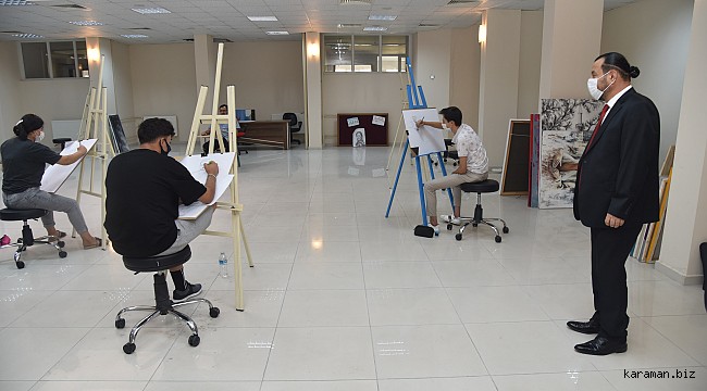 REKTÖR AKGÜL, RESİM BÖLÜMÜ ÖZEL YETENEK SINAVINI İZLEDİ