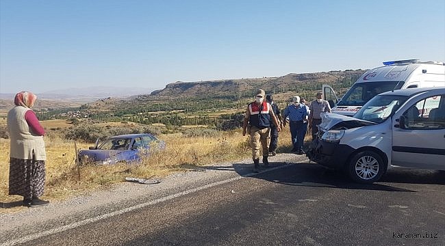 Sivas'ta hafif ticari araç ile otomobil çarpıştı: 5 yaralı