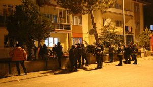 Babasıyla tartışan genç eve zarar verip kuzenini rehin aldı