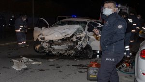 Başkentte iki otomobil çarpıştı: 1'i ağır 5 yaralı