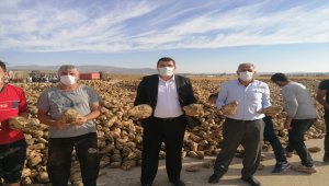 CHP'li milletvekilleri Karasu ve Arslan, Ulaş ilçesinde çiftçilerle bir araya geldi