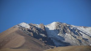 Erciyes Dağı'na kar yağdı