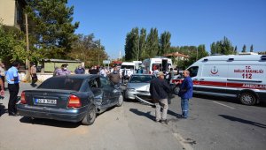 Kayseri'de iki otomobil çarpıştı: 6 yaralı