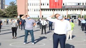 Niğde'de belediye personeli mesaiye spor yaparak başladı