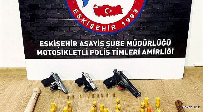 Polisin "dur" ihtarına rağmen kaçan 2 şüpheli 3 tabanca ile birlikte yakalandı