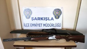 Sivas'ta bir evden av tüfeği çalan 2 şüpheli tutuklandı