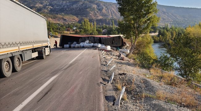 Sivas'ta devrilen tır ulaşımı aksattı