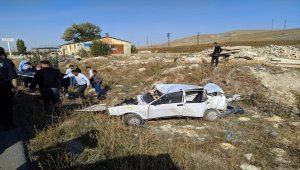 Sivas'ta otomobil devrildi: 2 yaralı