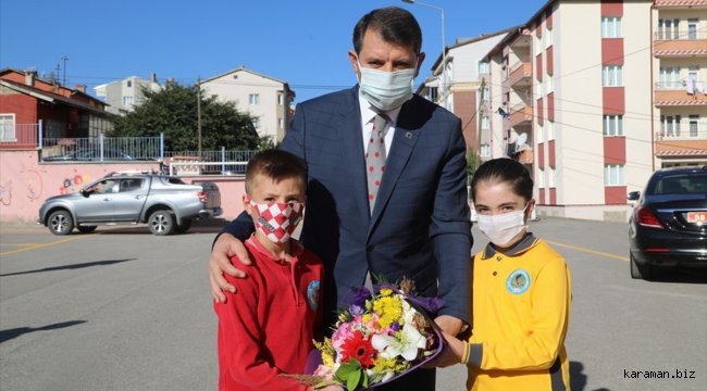 Sivas Valisi Ayhan'dan yüz yüze eğitime başlayan öğrencilere ziyaret