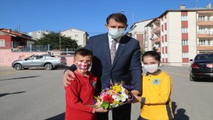Sivas Valisi Ayhan'dan yüz yüze eğitime başlayan öğrencilere ziyaret