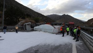 Tanker ve kamyonun devrilmesi sonucu kapanan Niğde-Adana otoyolu ulaşıma açıldı