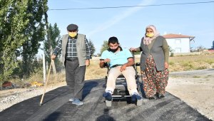 Tekerlekli sandalyeli Ümit'in kapısının önü rahat dolaşsın diye asfaltlandı