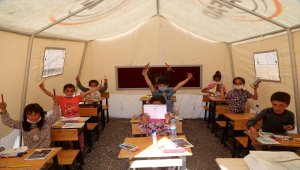 Valinin talimatının ardından çadırda eğitim için ilk ders zili çaldı
