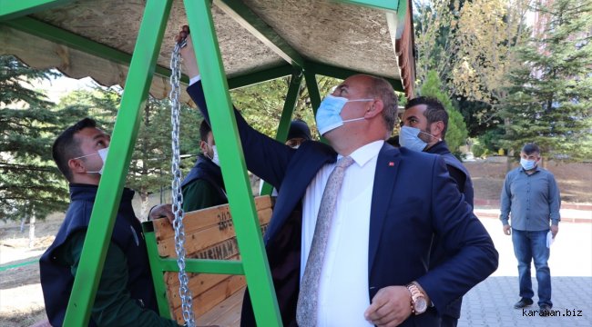 Yahşihan'da mahallelere yetişkin salıncakları yerleştiriliyor