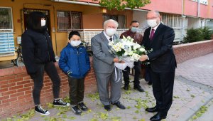 AÜ Rektörü Prof. Dr. Fuat Erdal, ilkokul öğretmenini ziyaret etti