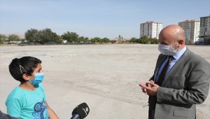 Başkan Çolakbayrakdar gençlerin halı saha ve park talebini geri çevirmedi