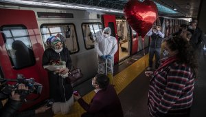 Engelli gençten metro istasyonunda engelli sevgilisine sürpriz evlilik teklifi