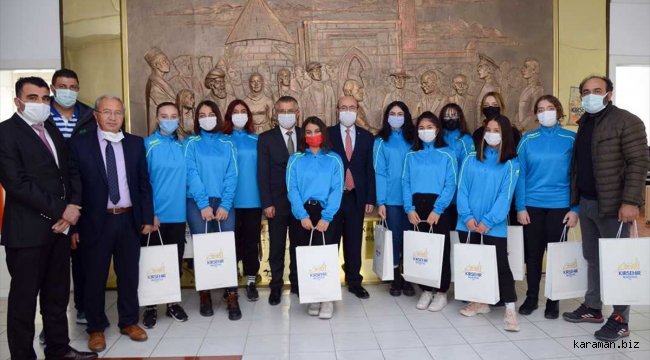 Kırşehir Belediye Başkanı Ekicioğlu kadın hentbol takımını ödüllendirdi