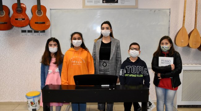 Kırşehir'deki gençlik merkezinde koronavirüse karşı tedbir alınarak hizmet veriliyor