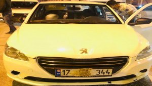 Konya'da çamurla aracın plakasını kapatan sürücü ehliyetsiz çıktı
