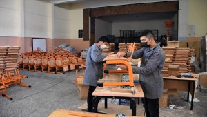 Salgına rağmen çalışıp Anadolu'daki okulların sıra ihtiyacını karşılıyorlar