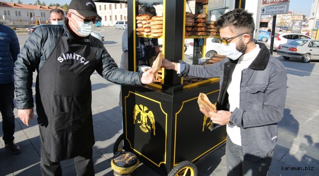Sivas Belediyesi simitçilere tarihe dokuya uygun simit arabası hediye etti