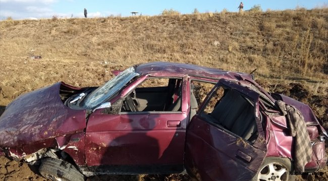 Sivas'ta otomobil şarampole devrildi: 4 yaralı